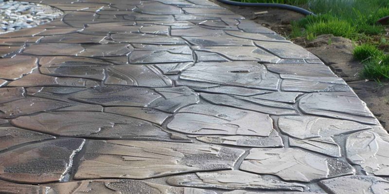 A stone effect of stamped concrete walkway